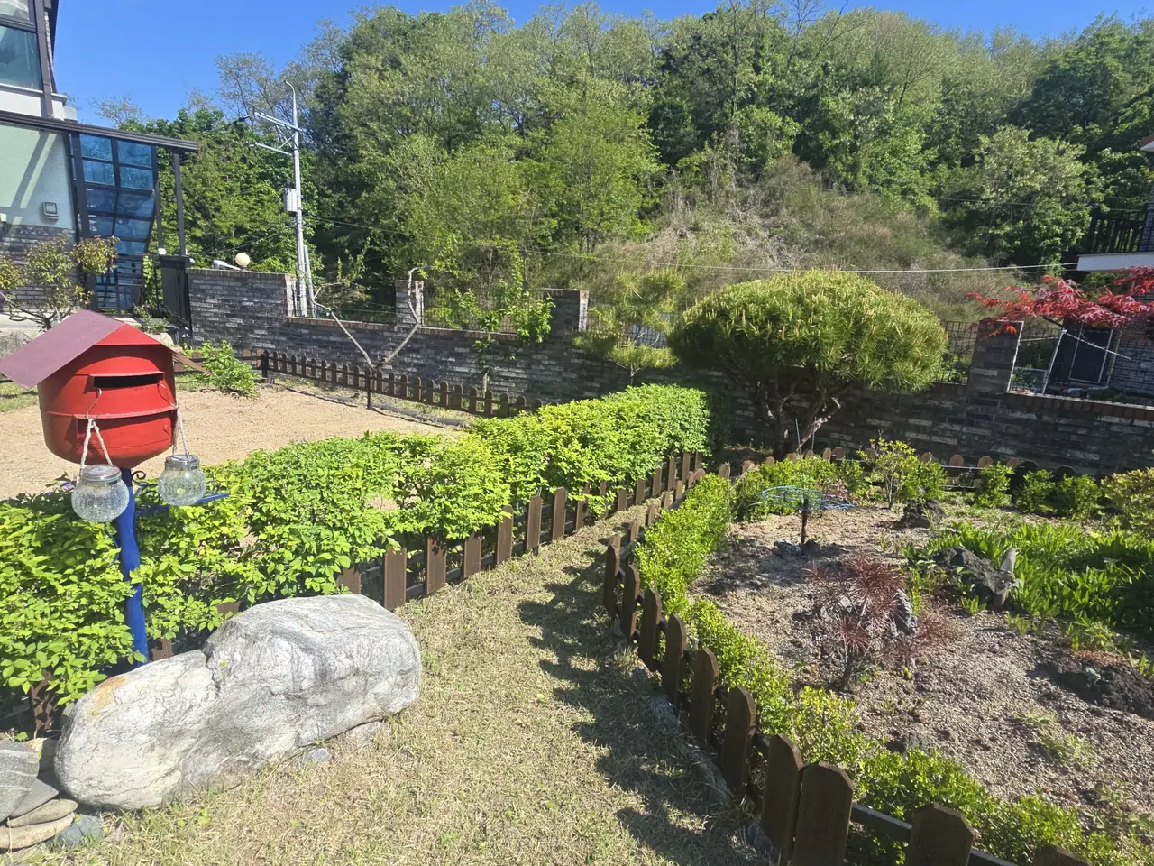 파주 전원주택 그루터기 제거 후 정리된 마당 모습